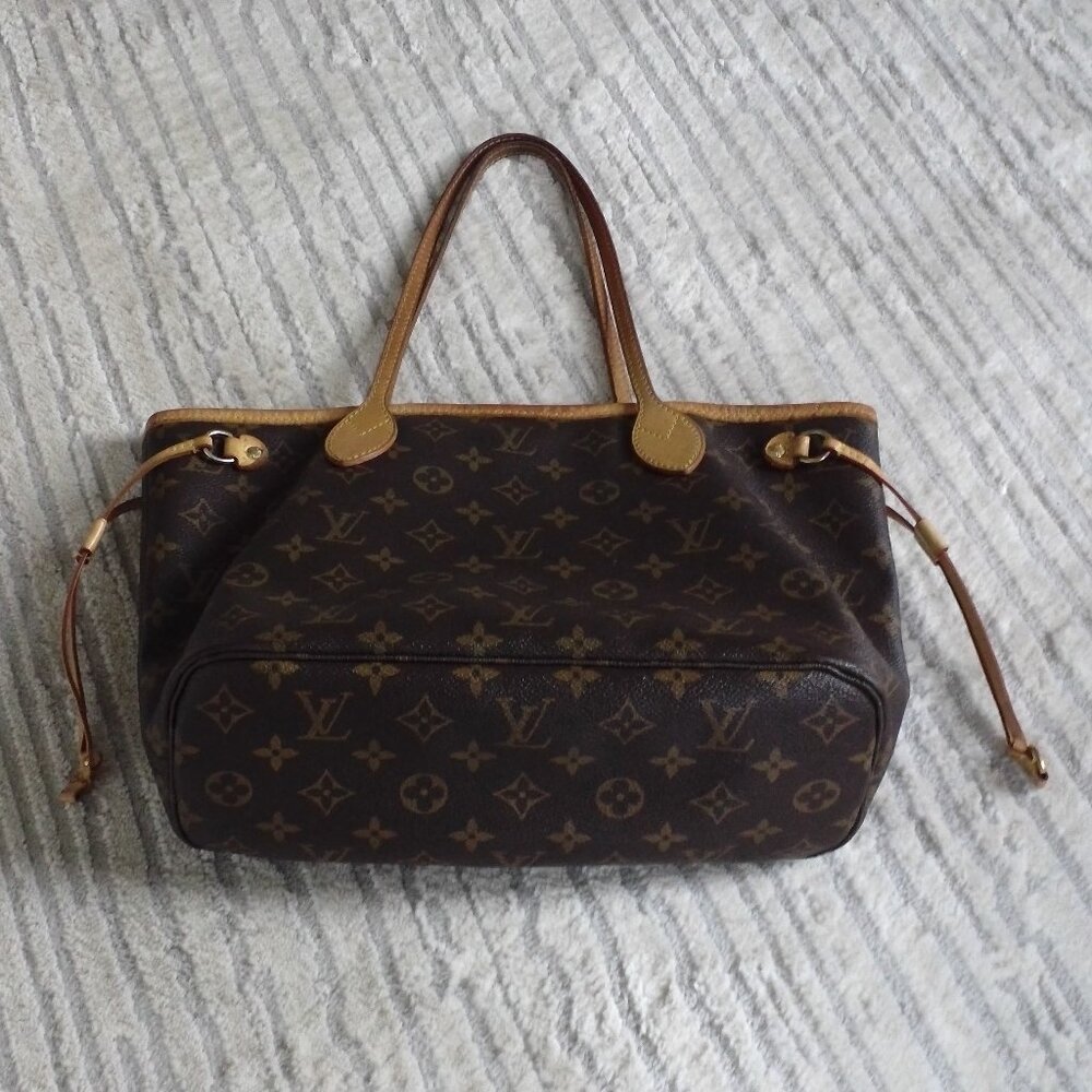 AUTHENTIC LOUIS VUITTON MEDIUM SIZED SHOULDER BAG - Picture 2 of 10